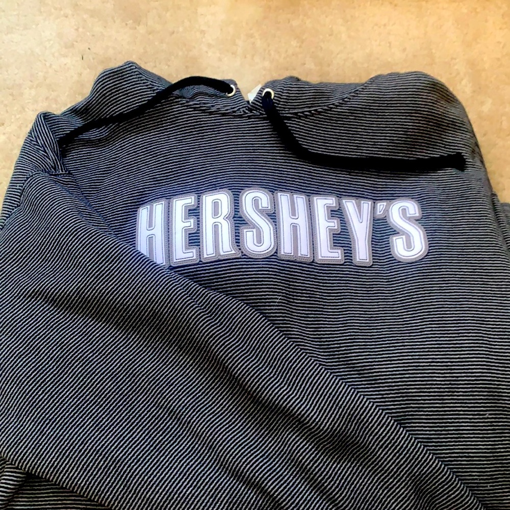 New Hershey’s hoodie. Amazing condition, hardly worn. Black and white look.